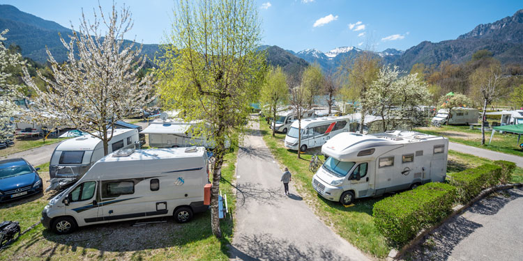 Kemping nad jeziorem Ledro w Dolomitach. Trydent, Włochy | Kemping w słońcu aaa